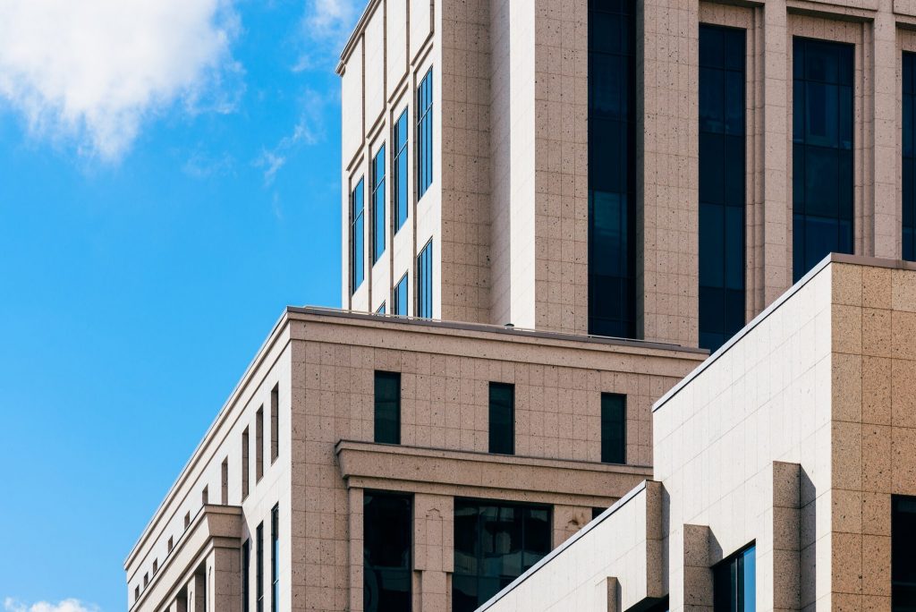 Fassadendetails eines sanierten Gebäudes