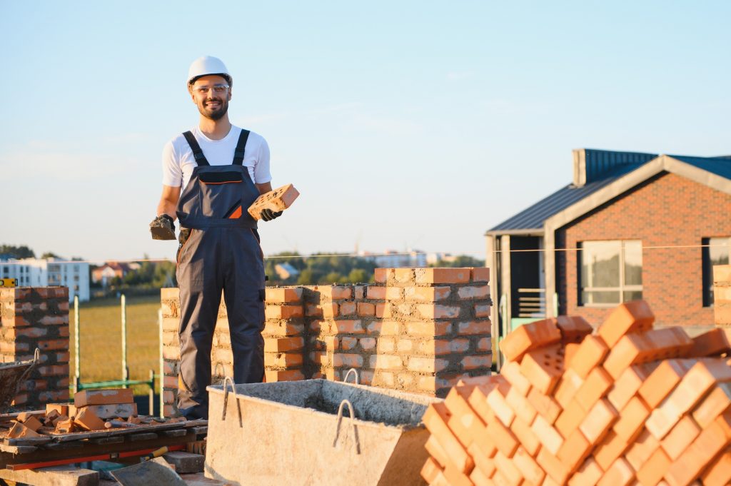 Maurer bei tragenden Mauerwerksarbeiten