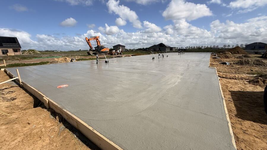 Fertig geglättete Bodenplatte im Neubaugebiet