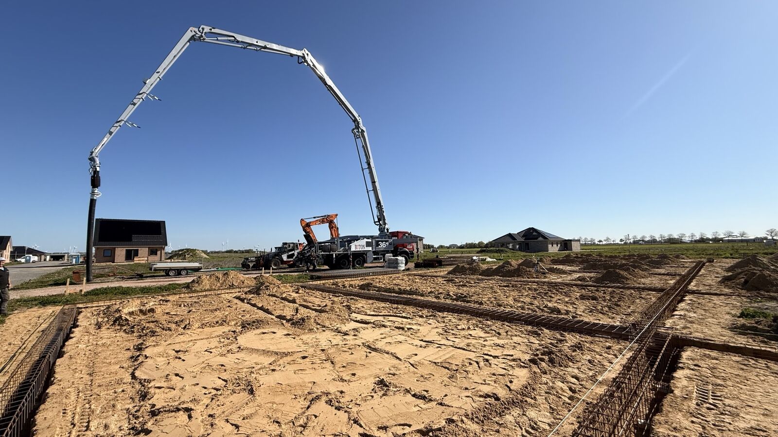 Betonpumpe an den vorbereiteten Fundamenten