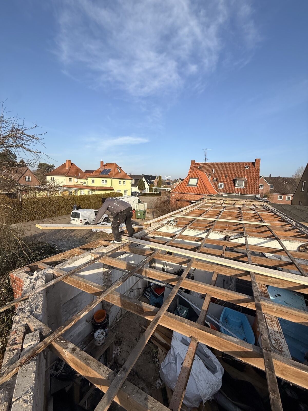 Neue Holz-Unterkonstruktion während der Dacharbeiten