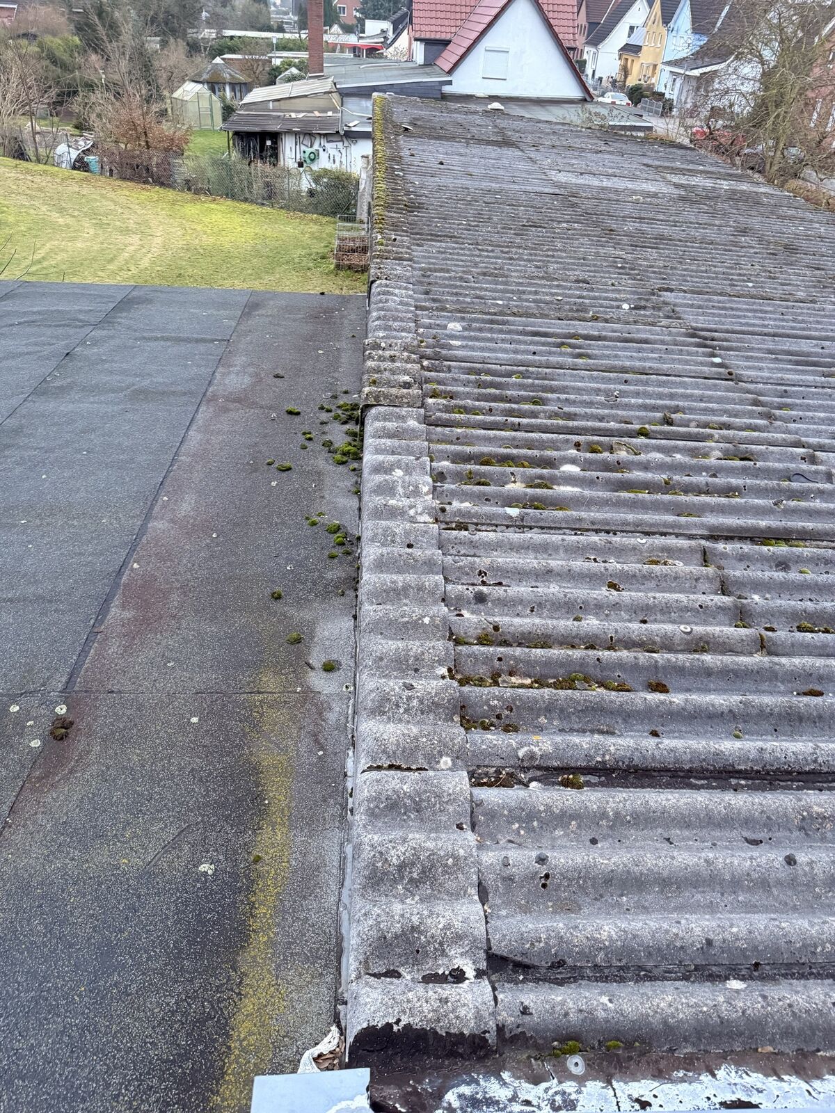 Altes Welleternit-Dach des Garagenhofs