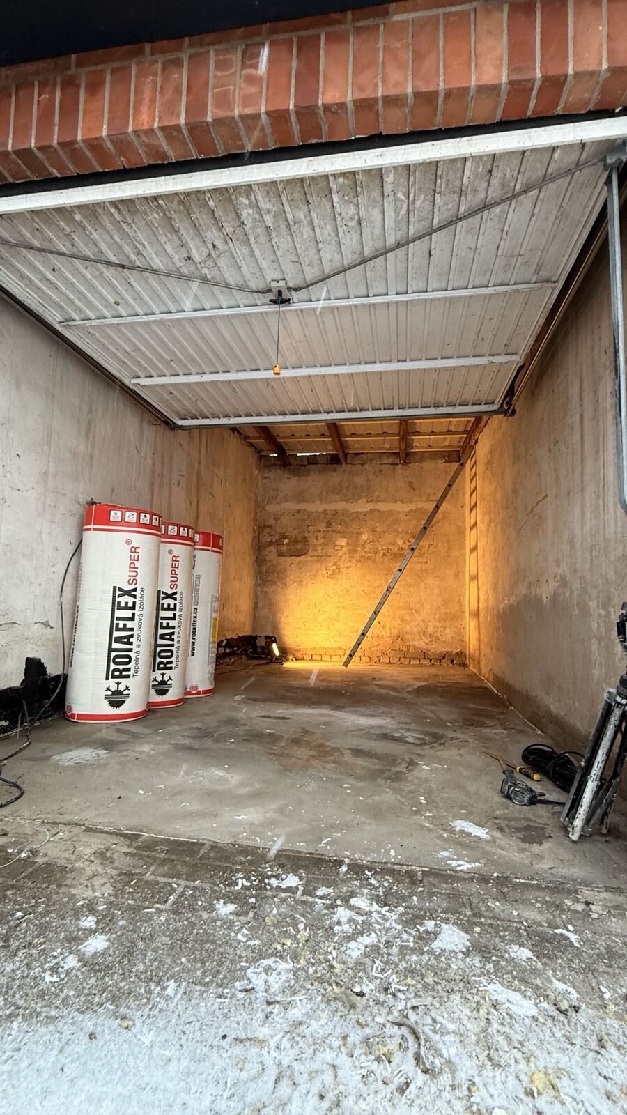 Garage innen vor der Instandsetzung