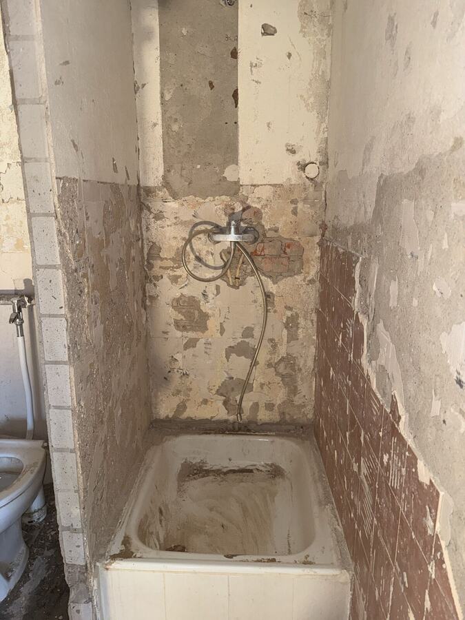 Badezimmer vor der Kernsanierung