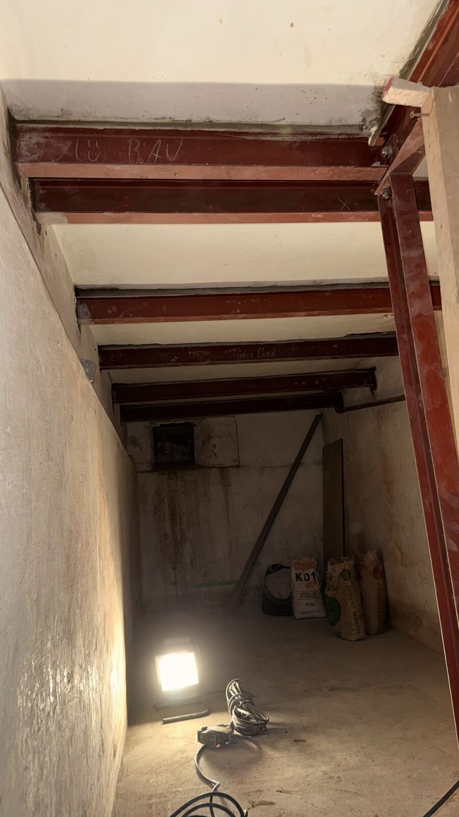 Eingebaute Stahlträger unter der Kellerdecke