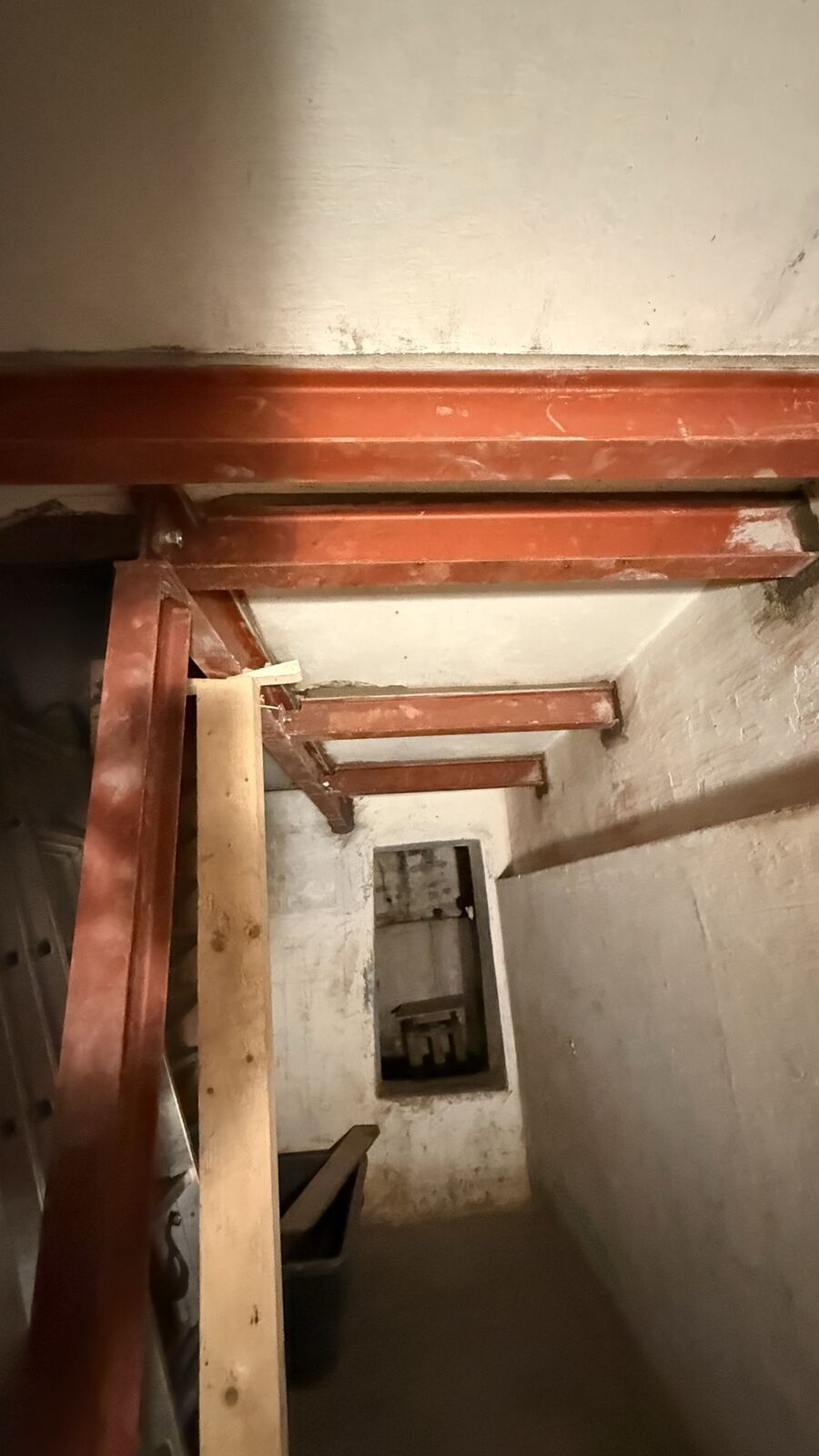 Trägerlage über dem Kellerflur